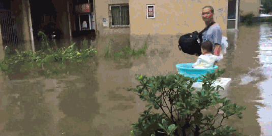 港股:新消费板块午后拉升，泡泡玛特一度涨超10%，老铺黄金涨超7%